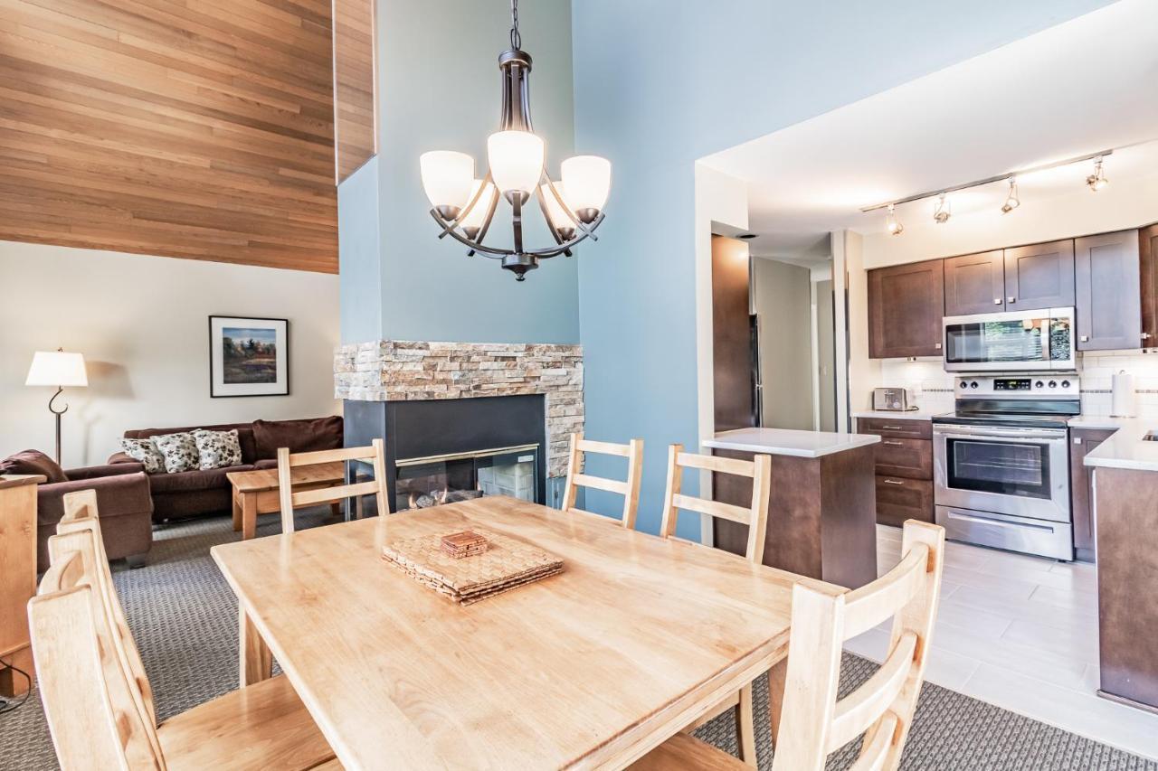Snowbird Townhouses By Elevate Vacations Whistler Eksteriør billede