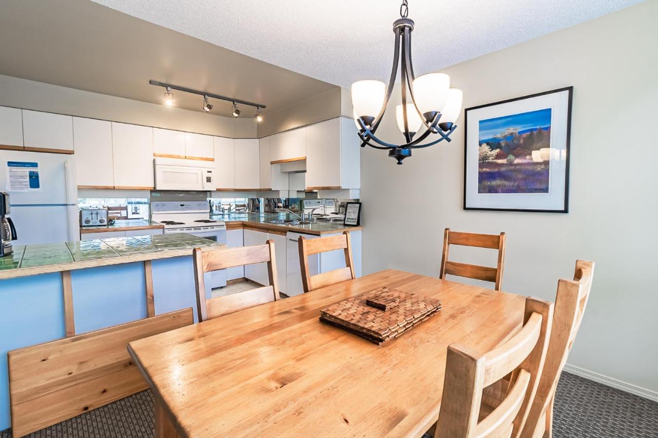 Snowbird Townhouses By Elevate Vacations Whistler Eksteriør billede