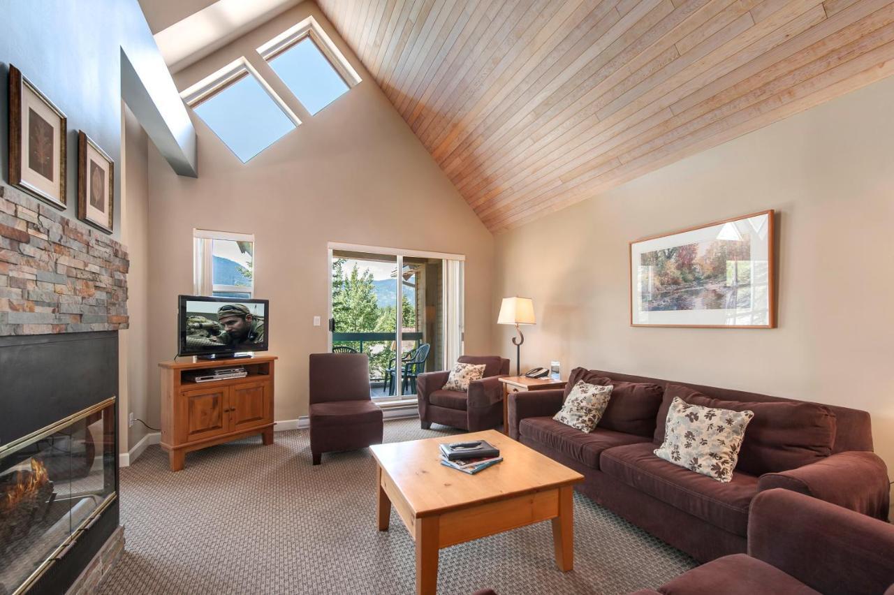 Snowbird Townhouses By Elevate Vacations Whistler Eksteriør billede
