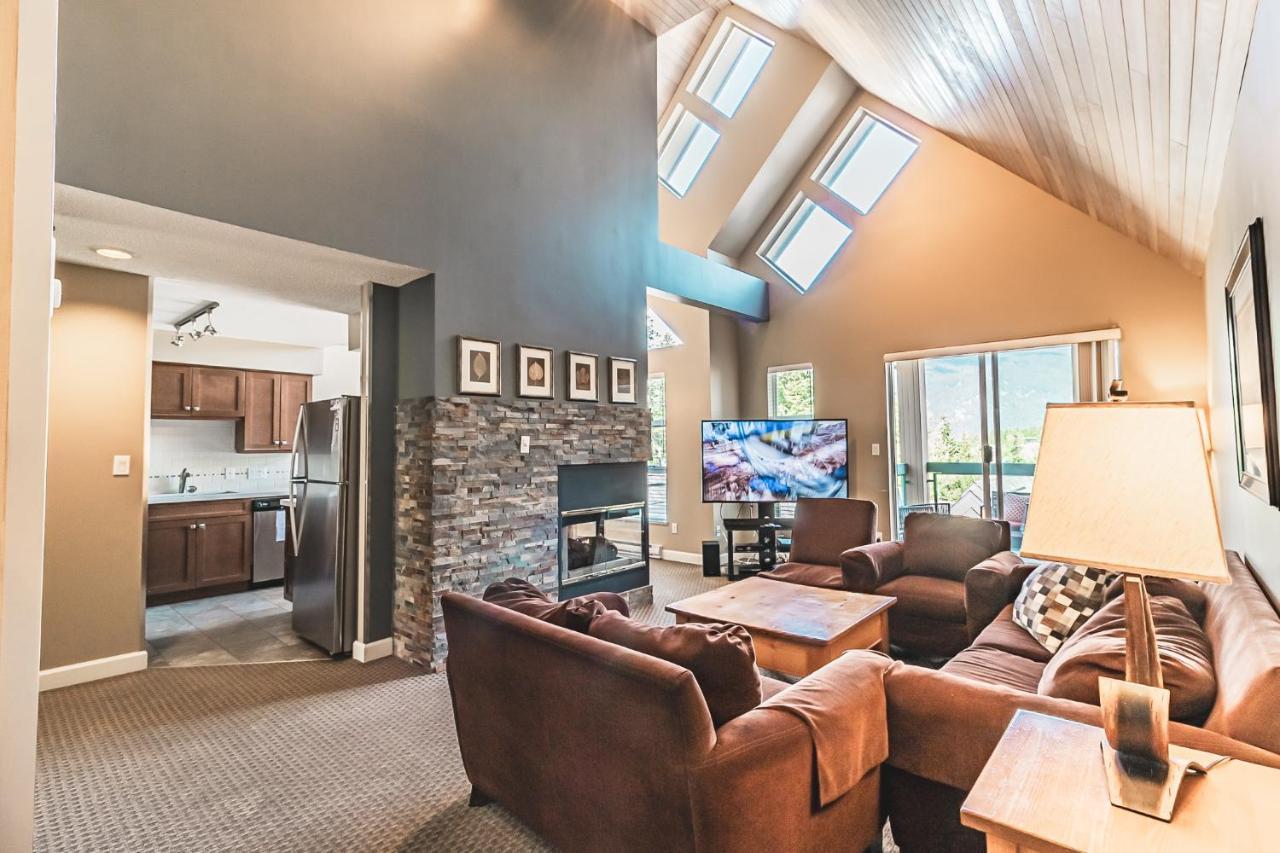 Snowbird Townhouses By Elevate Vacations Whistler Eksteriør billede