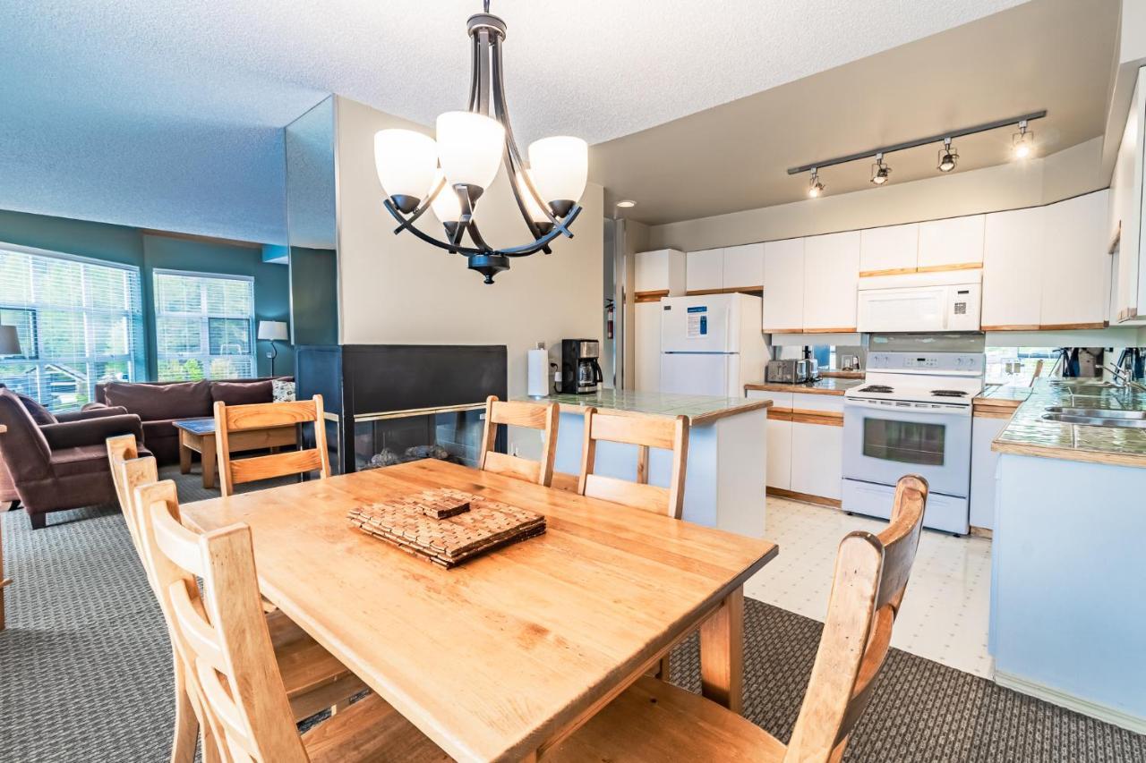 Snowbird Townhouses By Elevate Vacations Whistler Eksteriør billede