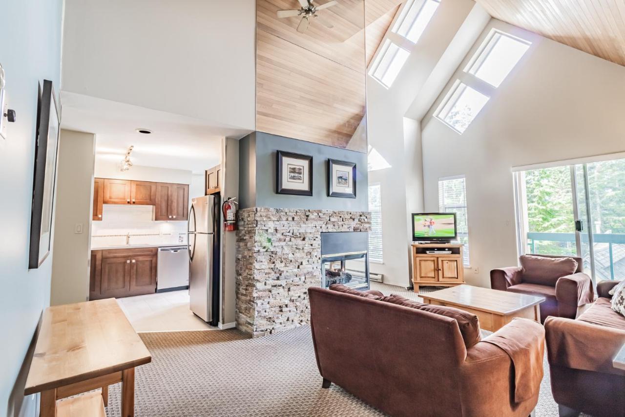 Snowbird Townhouses By Elevate Vacations Whistler Eksteriør billede