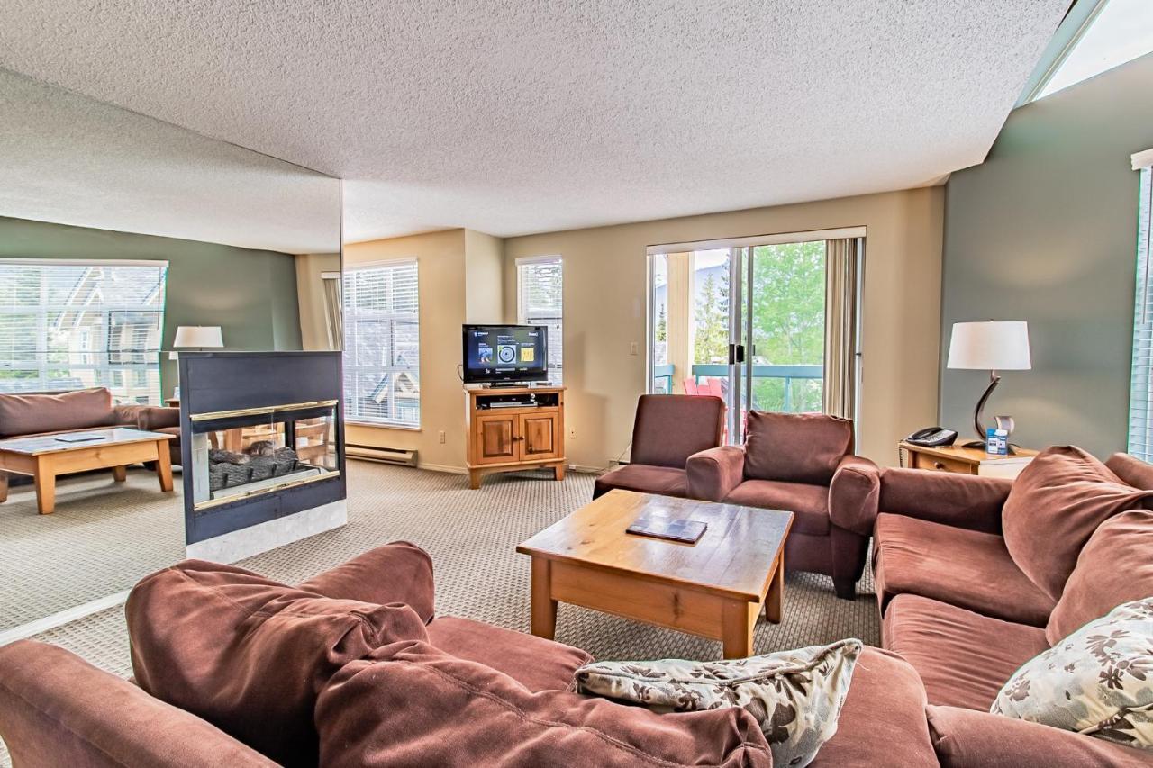 Snowbird Townhouses By Elevate Vacations Whistler Eksteriør billede