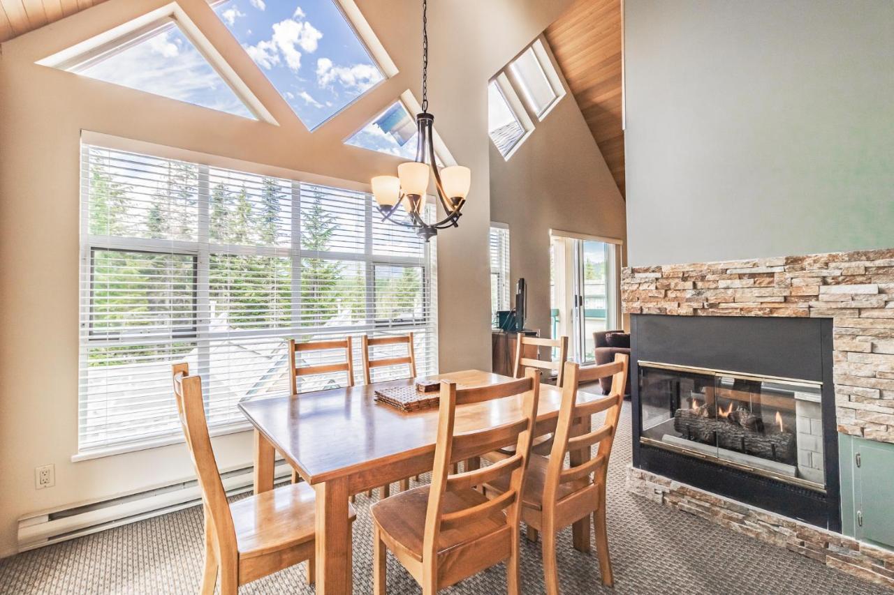 Snowbird Townhouses By Elevate Vacations Whistler Eksteriør billede