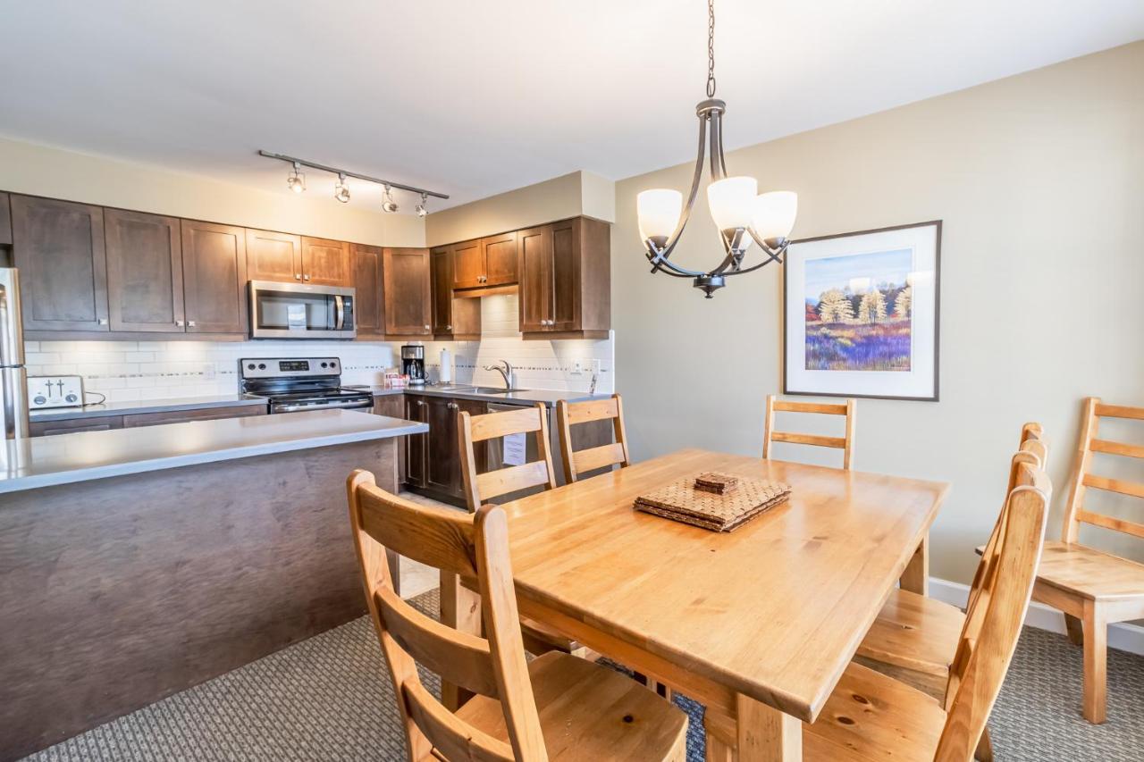 Snowbird Townhouses By Elevate Vacations Whistler Eksteriør billede