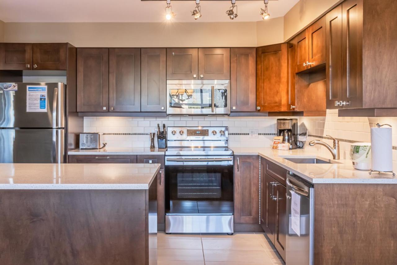 Snowbird Townhouses By Elevate Vacations Whistler Eksteriør billede