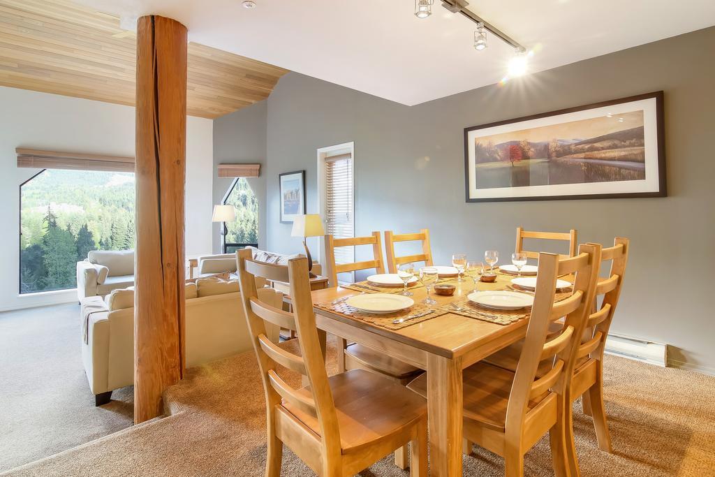Snowbird Townhouses By Elevate Vacations Whistler Eksteriør billede